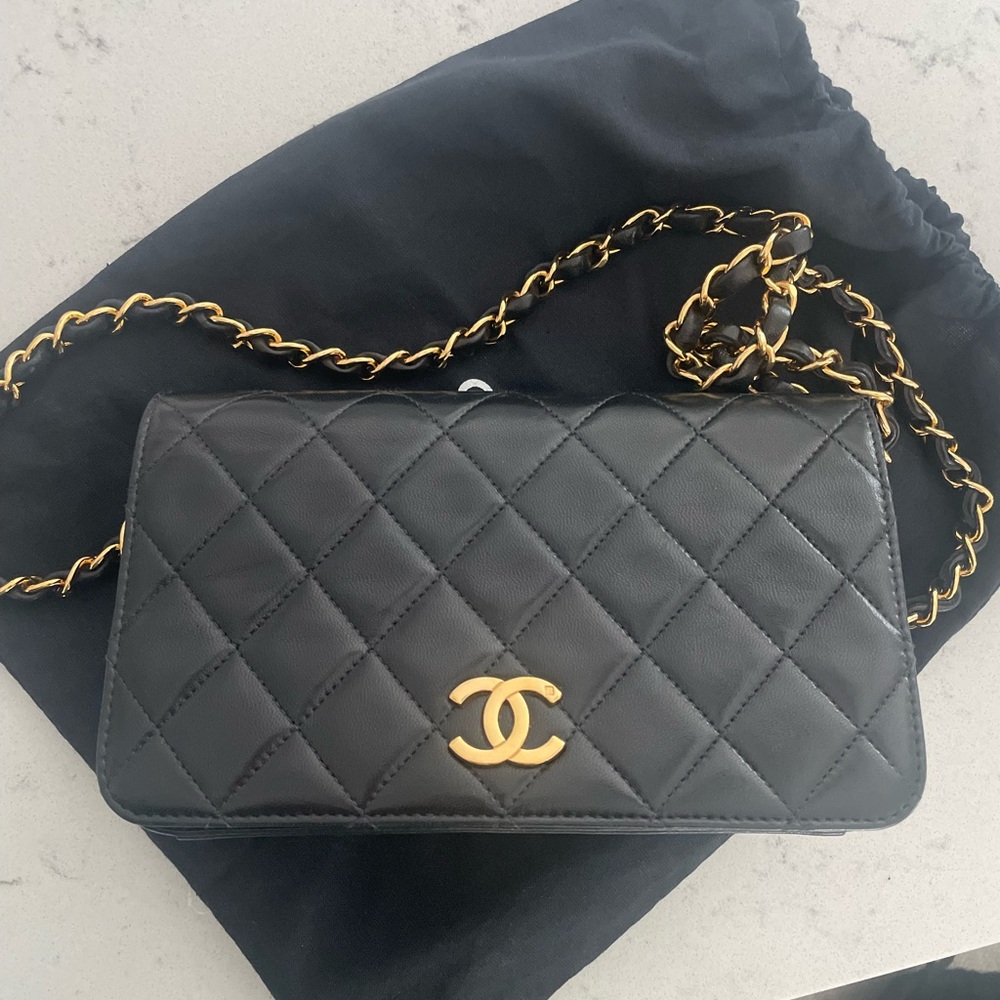 CHANEL Black shoulder Bag with Gold Hardware and Quilted Design